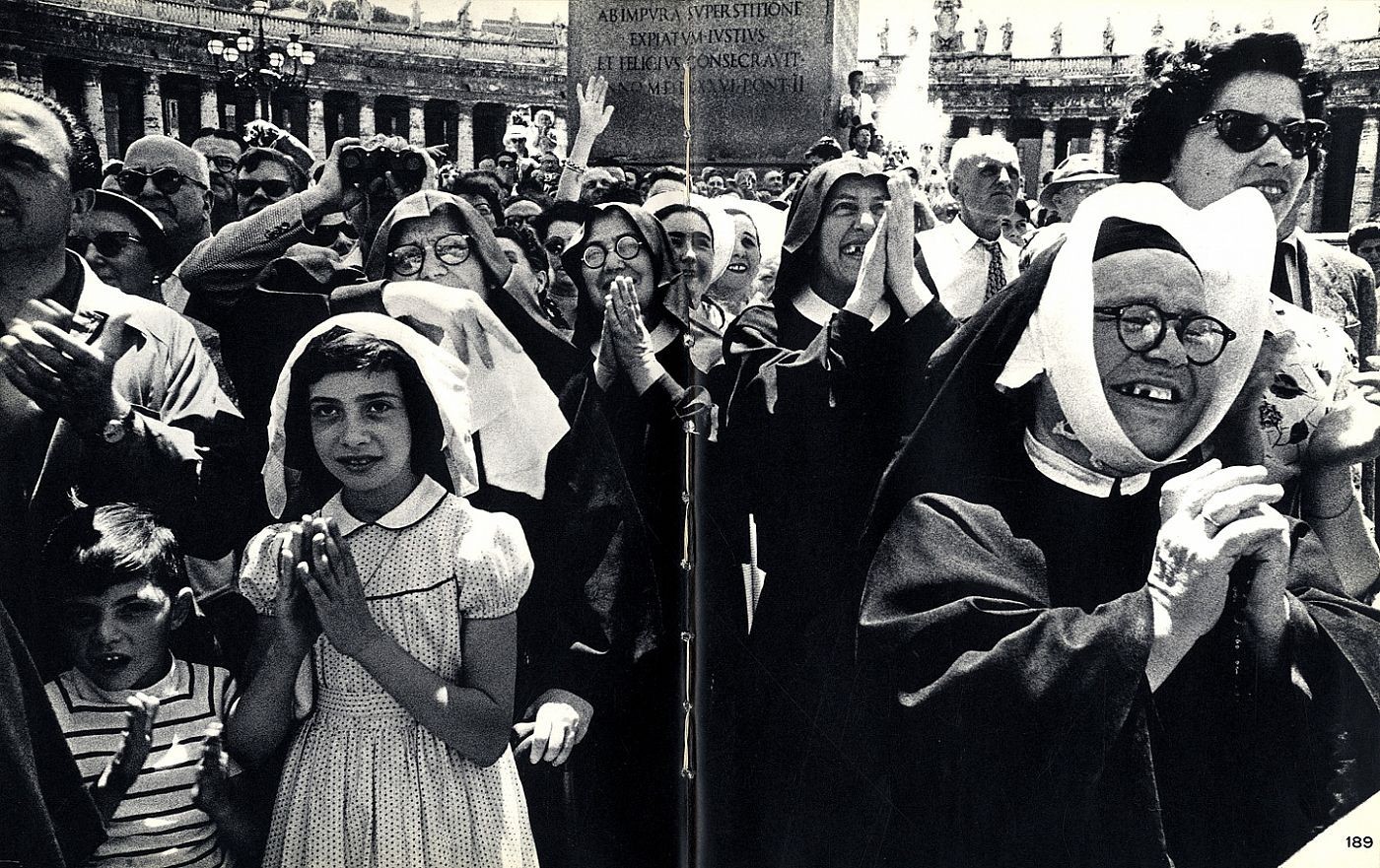 Монахиня и Папа Римский, Рим, 1959 . Фотограф Уильям Кляйн