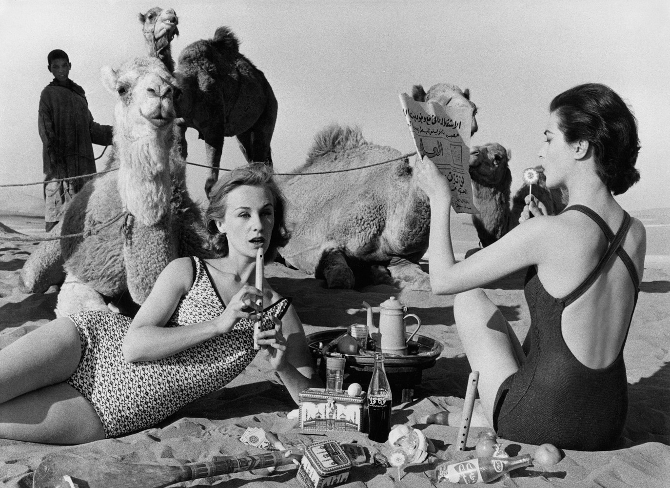Чаепитие, фото для журнала Vogue, Марокко, 1958 год. Фотограф Уильям Кляйн