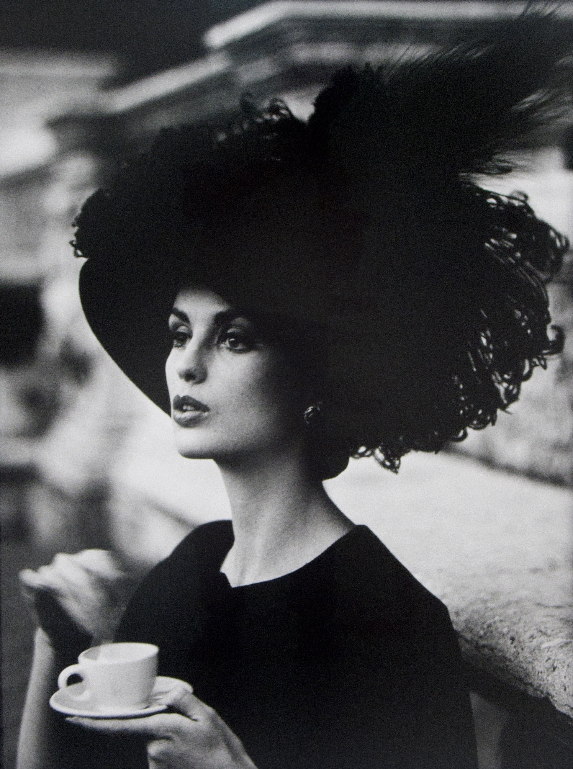 Шляпа с перьями и кофе, для журнала Vogue, Рим, 1962 . Фотограф Уильям Кляйн