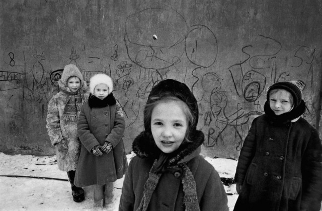 Дети и граффити,  Москва, 1960 год. Фотограф Уильям Кляйн