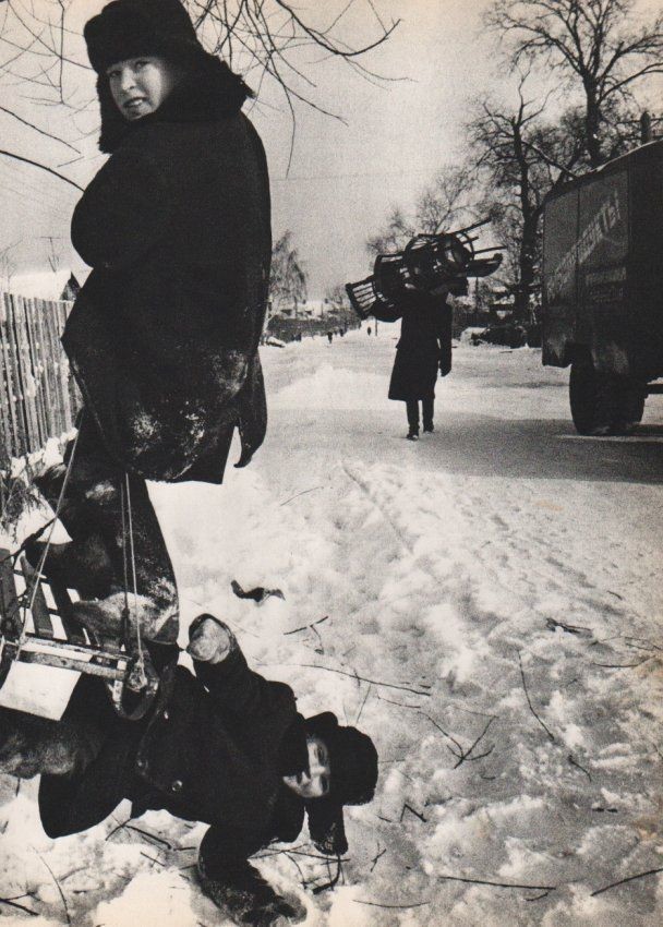На санках, Москва, 1959 год. Фотограф Уильям Кляйн