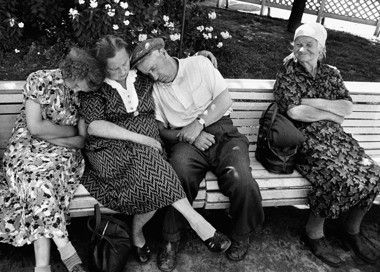 Сон в парке Горького, Москва, 1959 год. Фотограф Уильям Кляйн