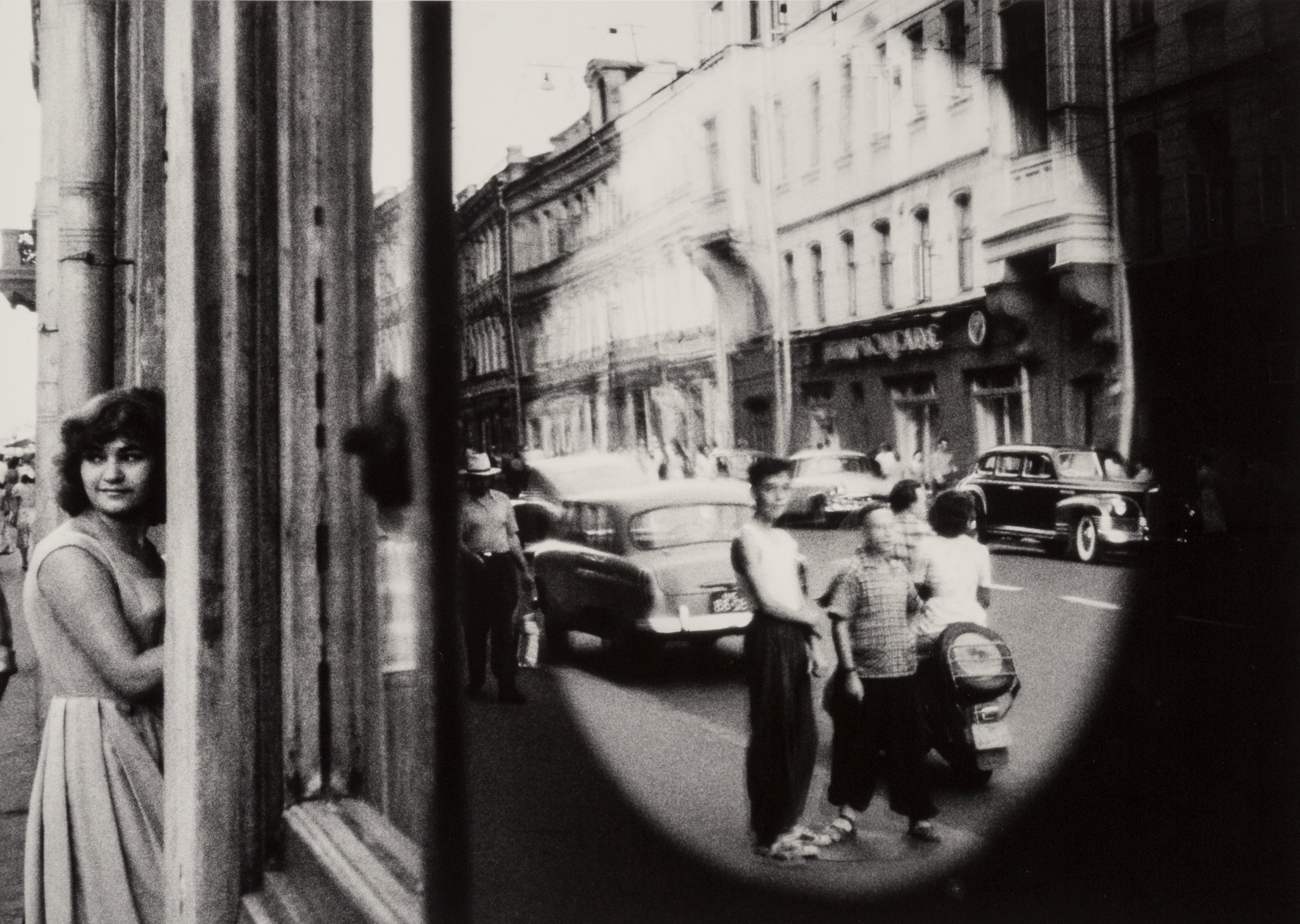 Овальное отражение, Москва, 1959 год. Фотограф Уильям Кляйн