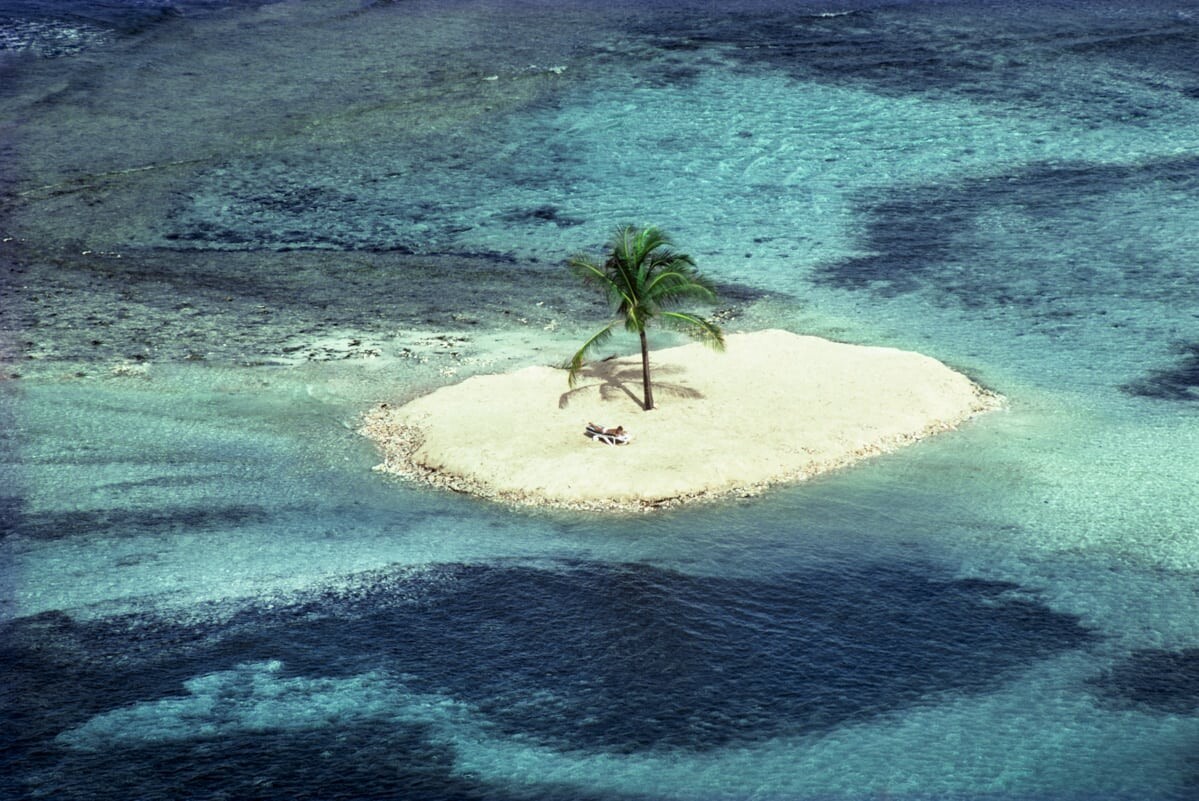 Искусственный островок в заливе, Мюстик, 1984. Фотограф Патрик Личфилд
