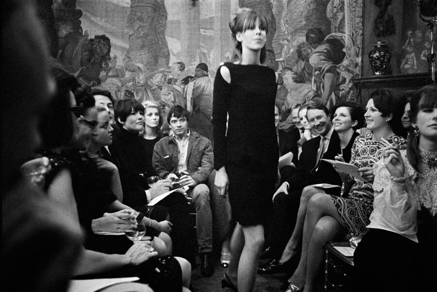 Катрин Денёв и Дэвид Бейли на модном показе, 1965. Фотограф Патрик Личфилд