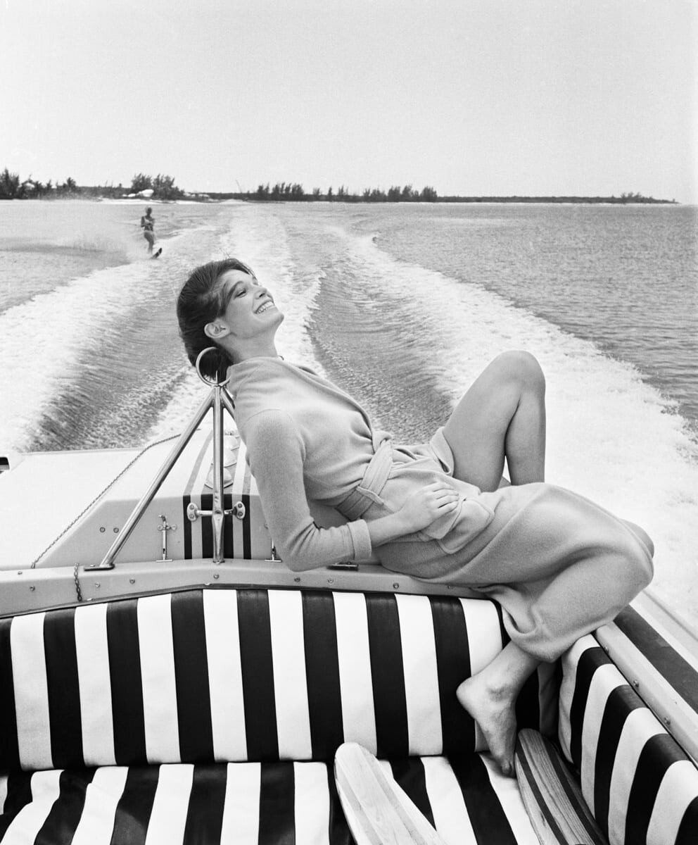 Энн Тёркел на лодке, Нассау, Багамы, 1970. Фотограф Патрик Личфилд