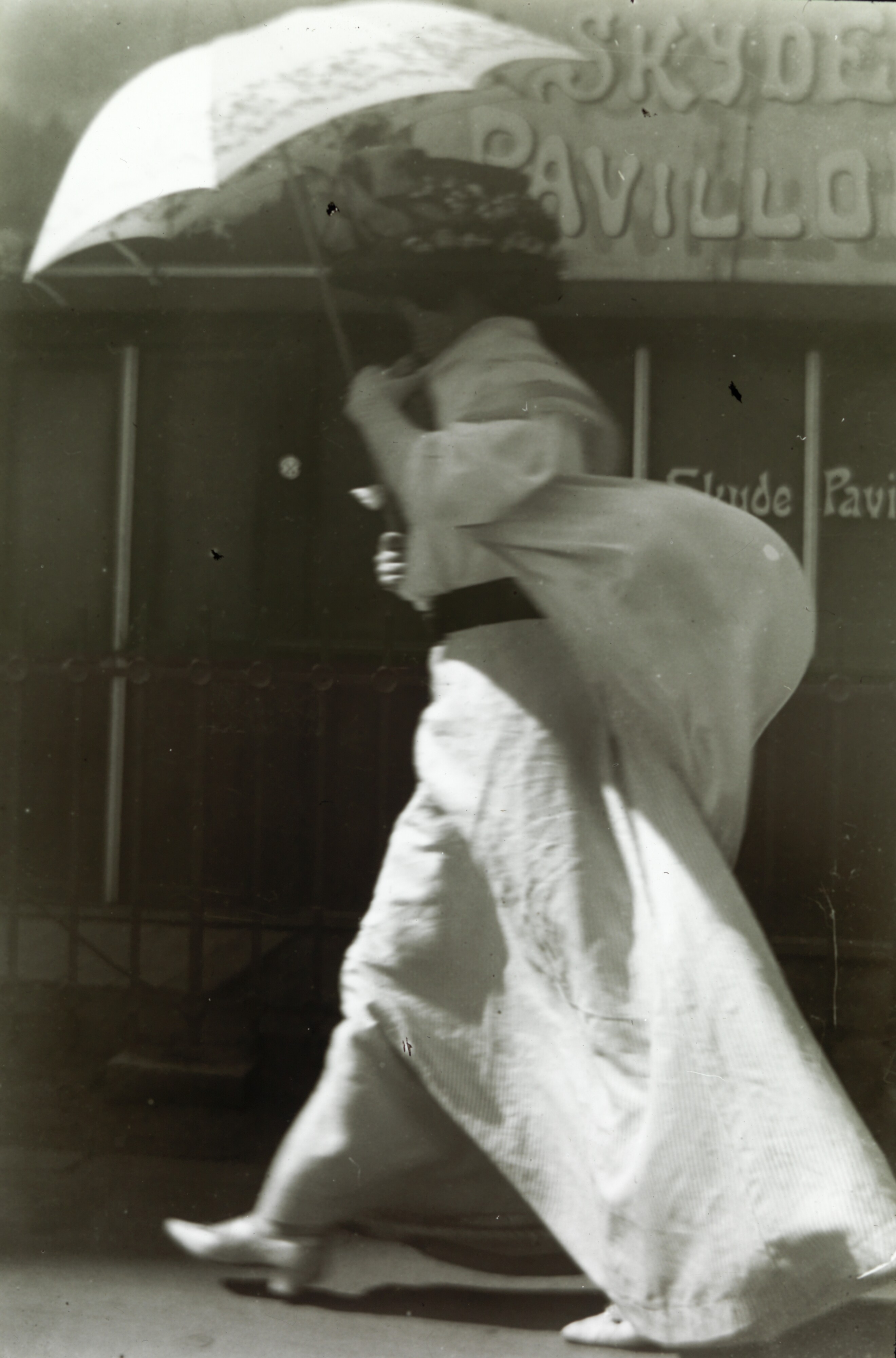 Женщина с зонтом, 1890 – 1910. Фотограф Северин Ворм-Петерсен