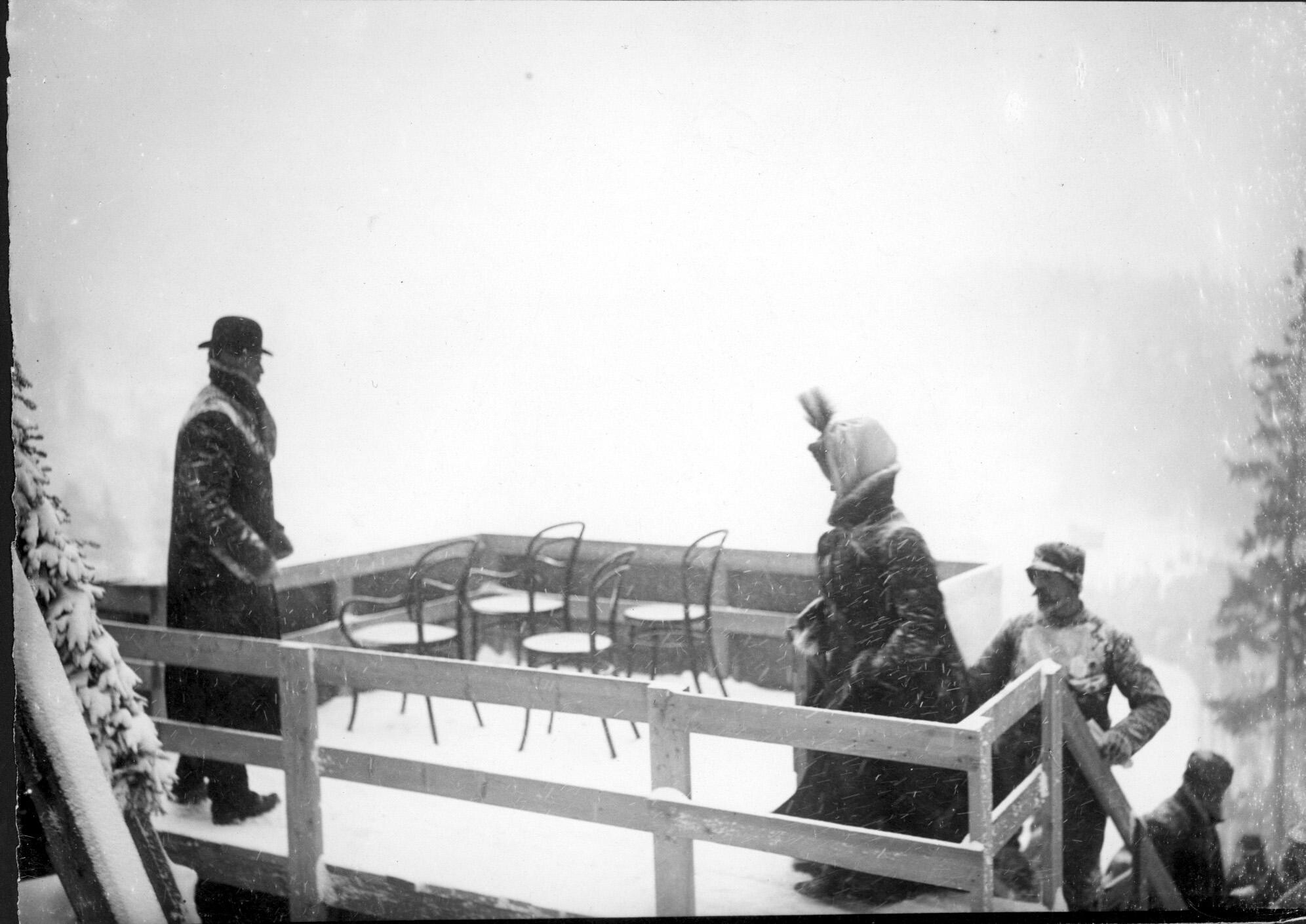 Король с королевой занимают свои места на королевской трибуне. Хольменколлен, Норвегия, 1906. Фотограф Северин Ворм-Петерсен
