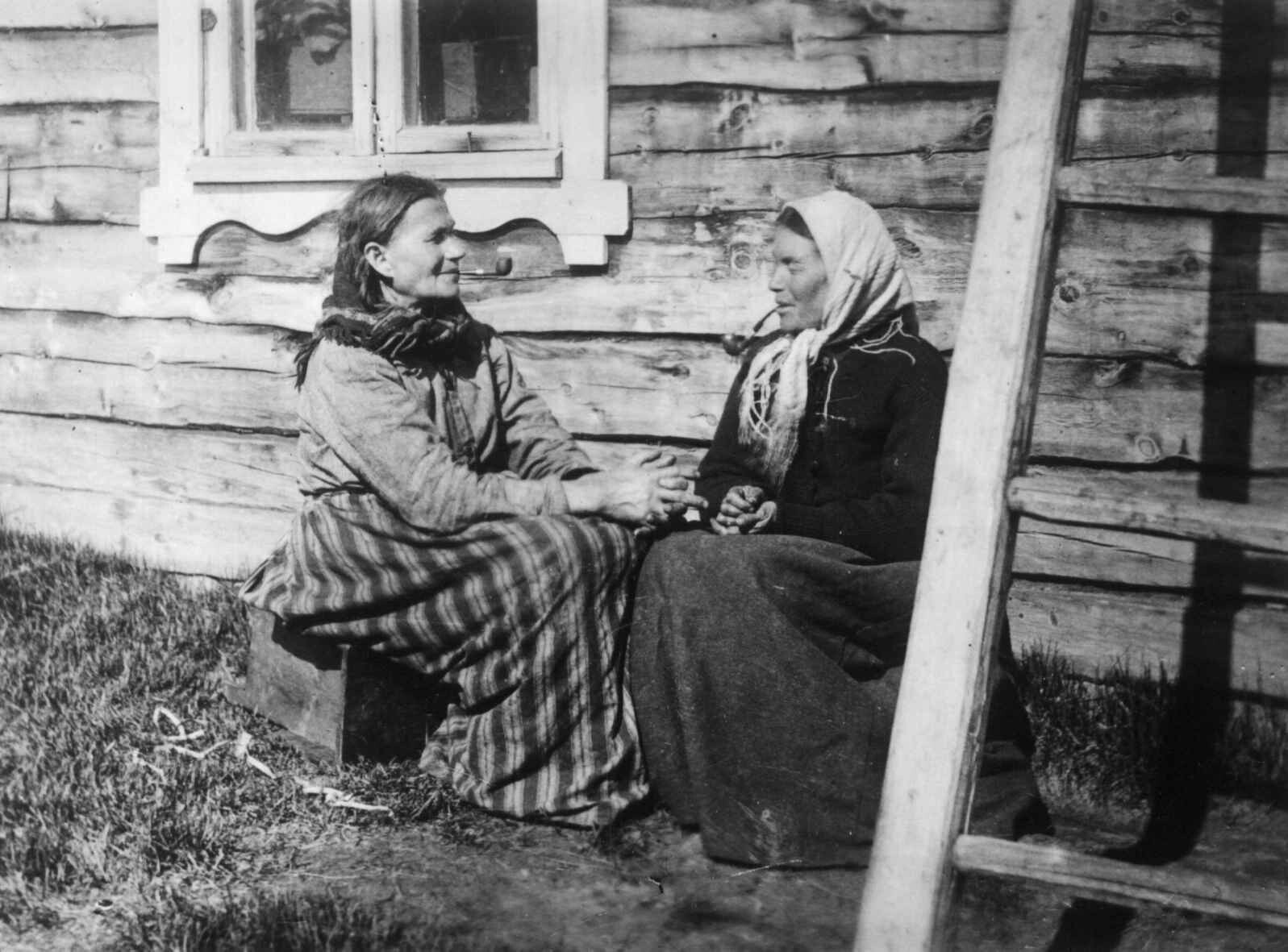 Женщины курят трубки. Сёр-Варангер, 1900–1910. Фотограф Эллизиф Ранвейг Вессель