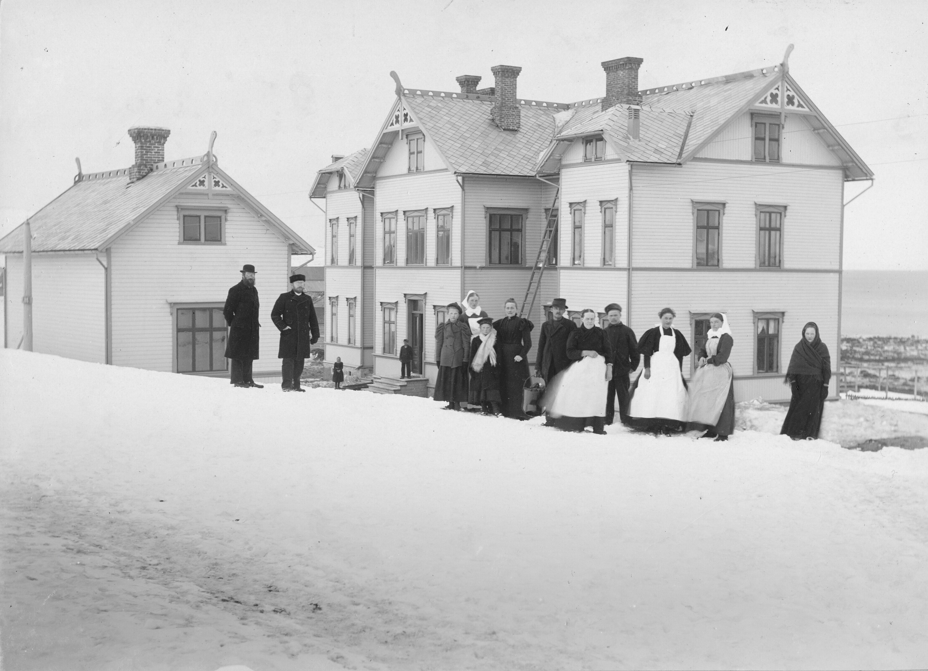 Люди возле больницы. Вадсё, Норвегия. Фотограф Эллизиф Ранвейг Вессель