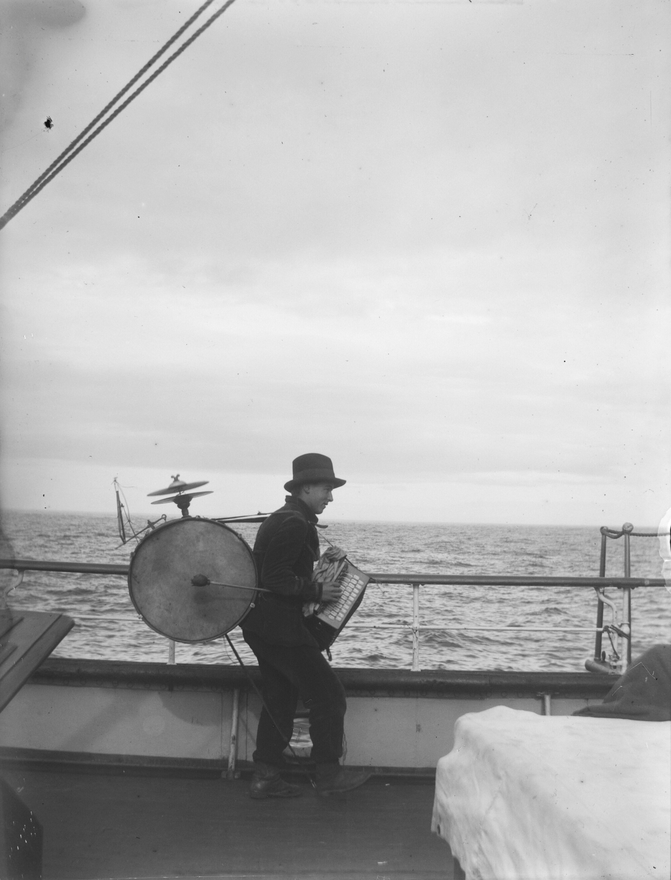 Музыкант. Оркестр из одного человека на лодке. Фотограф Эллизиф Ранвейг Вессель