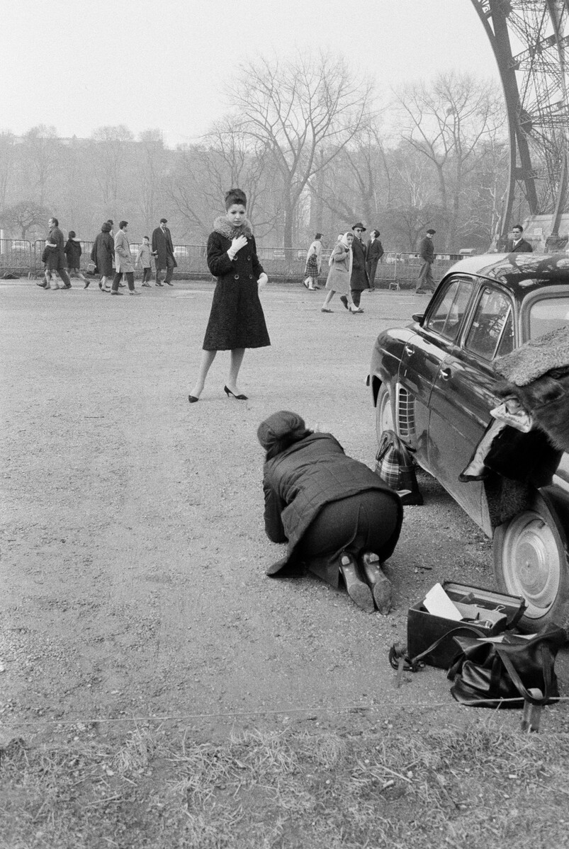 Керстин Бернхард работает над модной фотографией в Париже, 1963