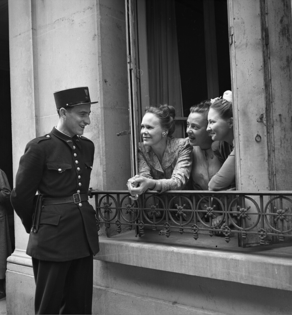 Французский полицейский, Париж, 1947. Фотограф Керстин Бернхард