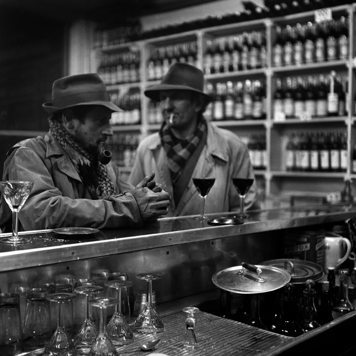 Двое мужчин в баре Парижа, ок. 1950. Фотограф Торе Джонсон