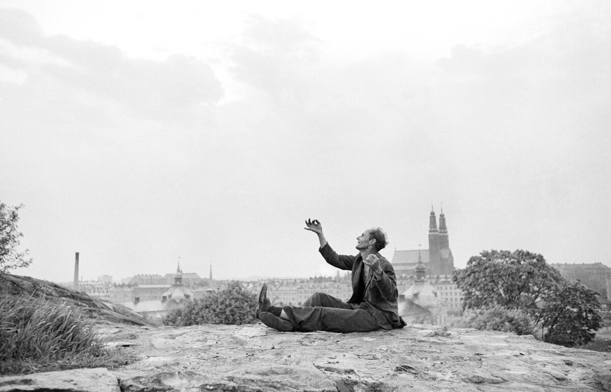 Бездомный держит в руках иголку с ниткой, Стокгольм, Швеция, 1953. Фотограф Ганс Мальмберг