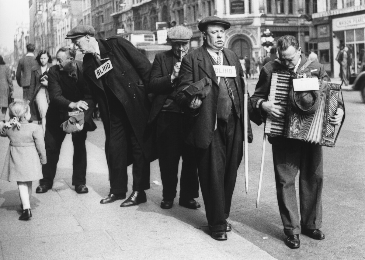 Девочка и уличные музыканты. Оксфорд-стрит, Лондон, 1946. Фотограф Ганс Мальмберг