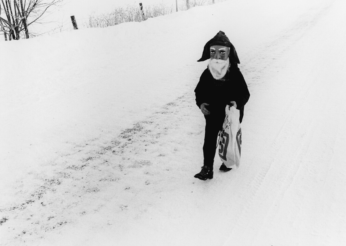 Ребёнок в маске Санты. Норвегия, 1968. Фотограф Ганс Мальмберг