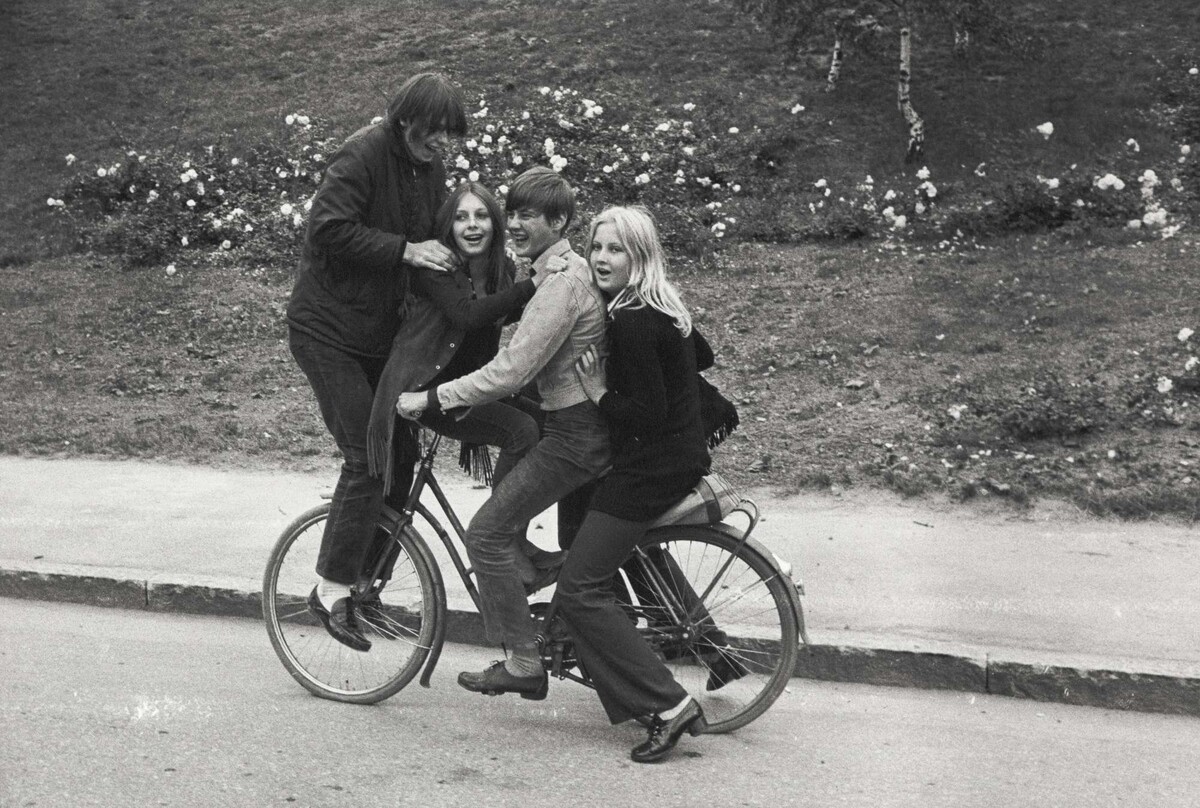 Четверо молодых людей на велосипеде, 1970. Фотограф Ганс Мальмберг