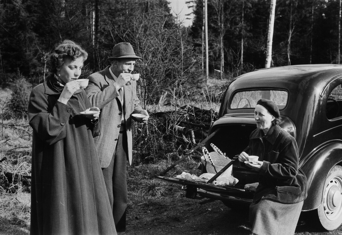 Воскресная прогулка на новом автомобиле. Швеция, 1953. Фотограф Рольф Олсон