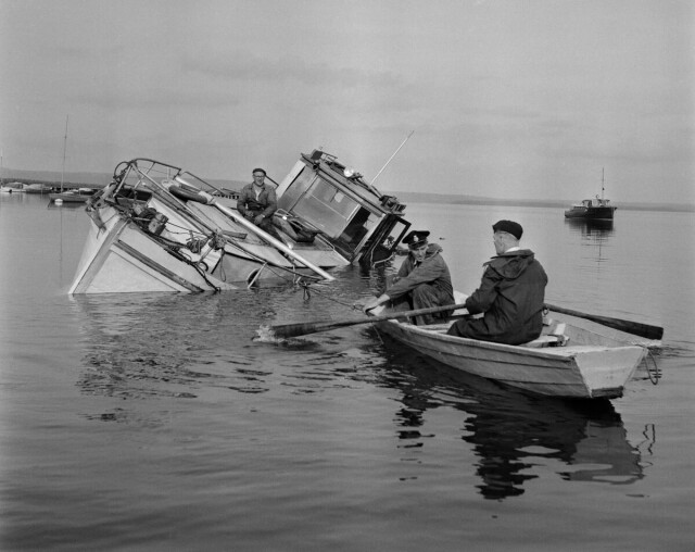 Помощь приплыла. Залив Бровикен, Швеция, 1955. Фотограф Рольф Олсон