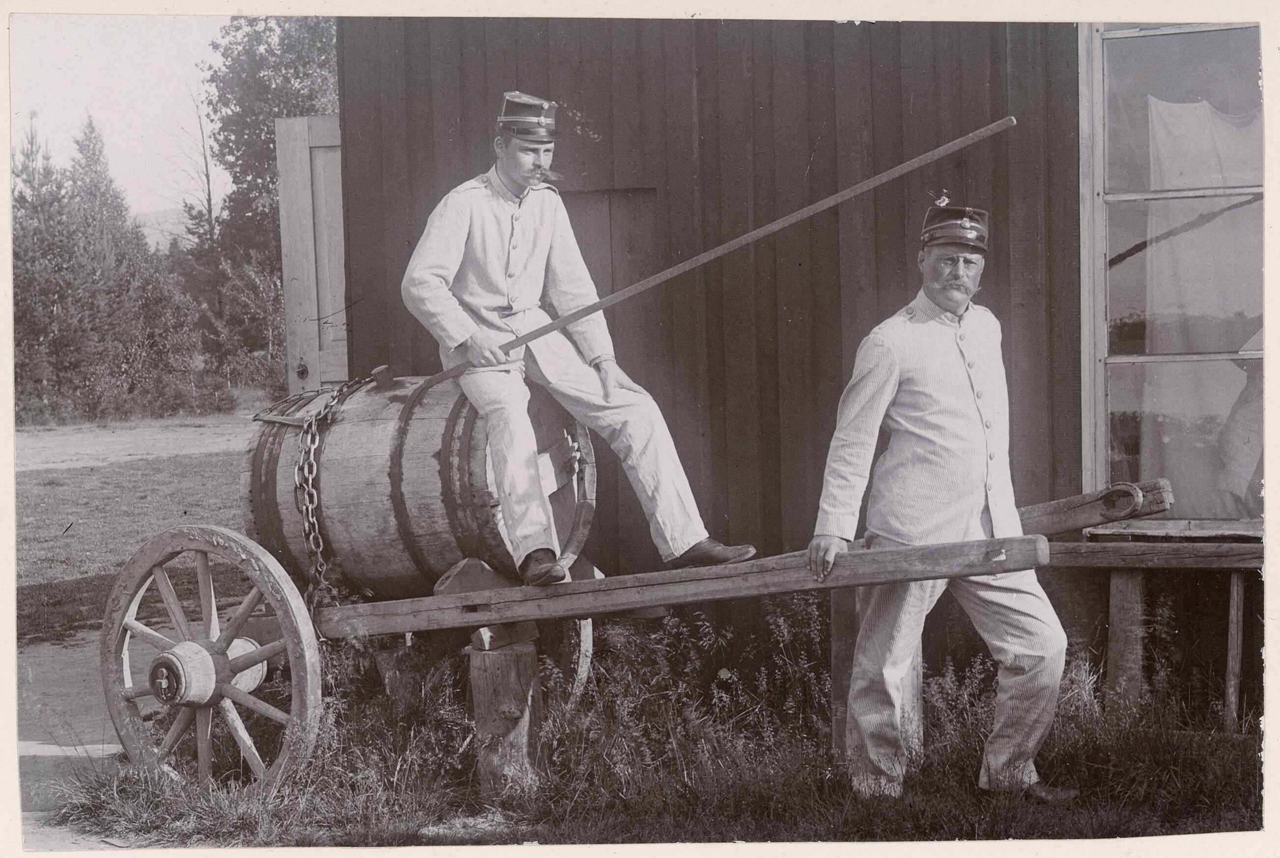 Двое мужчин в форме с телегой, 1897. Фотограф Ханна Гроберг