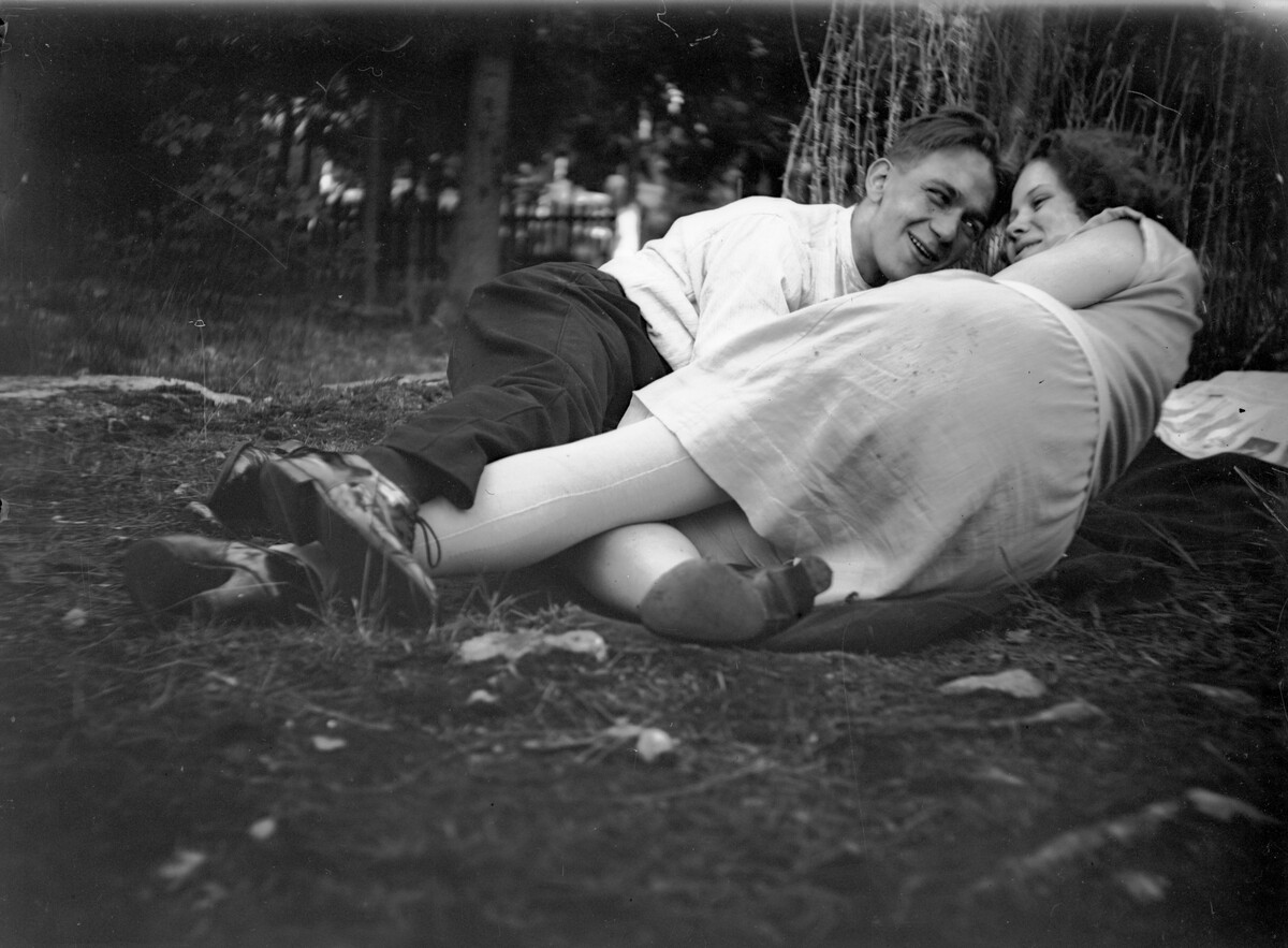 Джон и Марта Бридж на траве рядом с деревом. Швеция, 1928. Фотограф Йоста Спанг