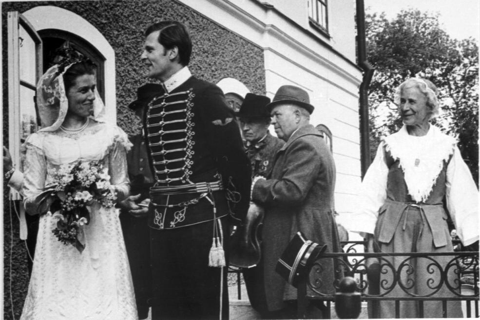 Петер фон Эссен и Анна фон Хофстен в старинных образах жениха и невесты, справа баронесса Марта фон Эссен. Усадьба Кавлас, 1971