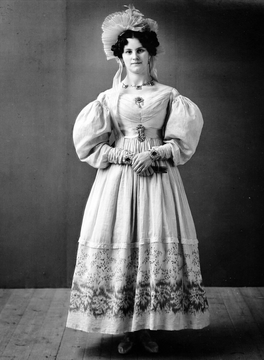 Портрет женщины в старинном платье