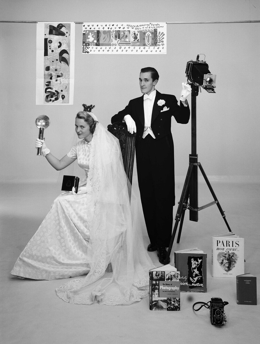 Свадебный портрет фотографа Ханса Хаммаршёльда и его жены в окружении атрибутов из их областей интересов, ок 1960. Фотограф Стен Дидрик Белландер