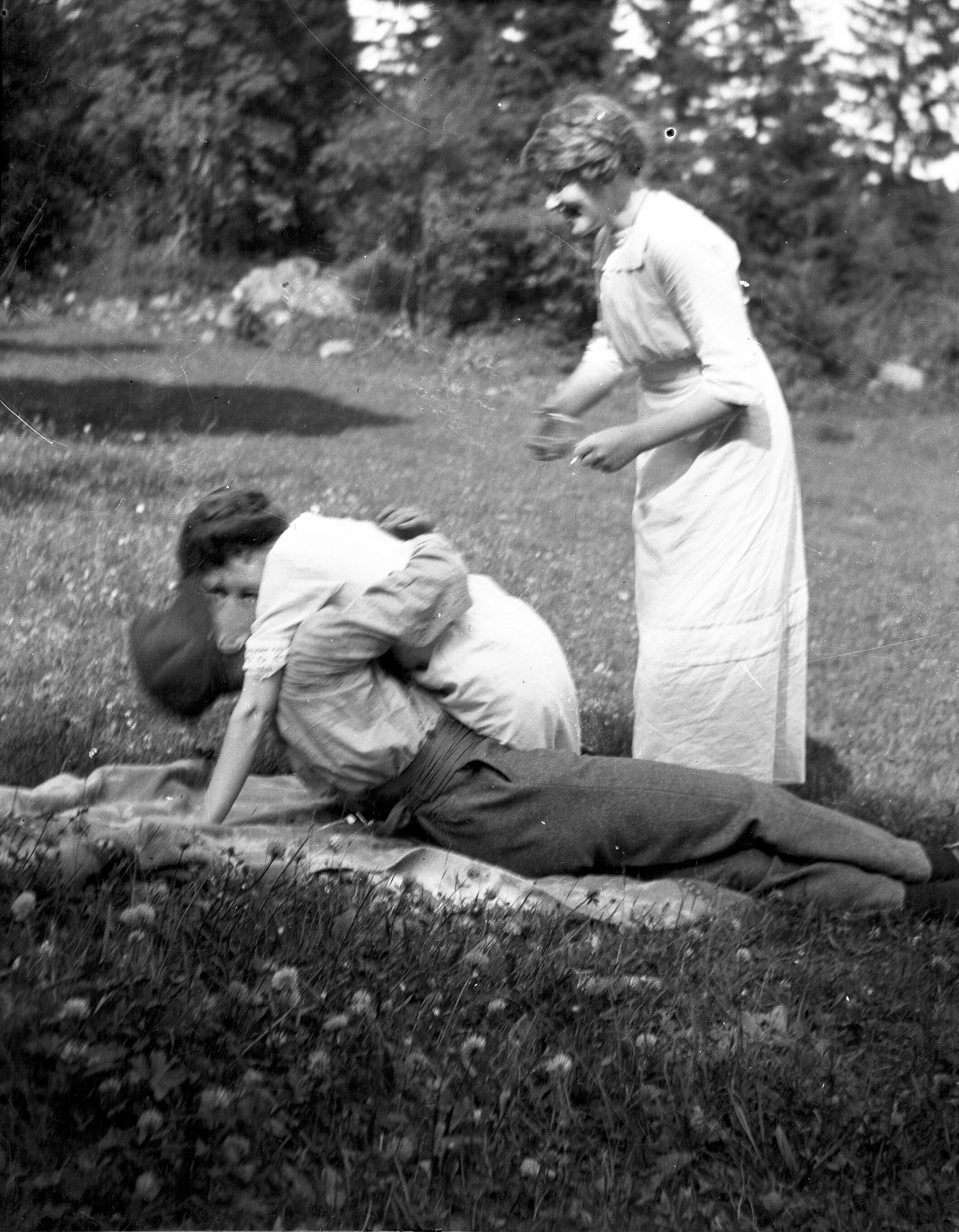 Элна обнимает Дэвида Брундина к удивлению своей сестры, 1910 – 1920