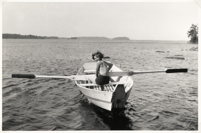 Девушка в лодке на озере Helgasjön, Швеция, ок. 1960 