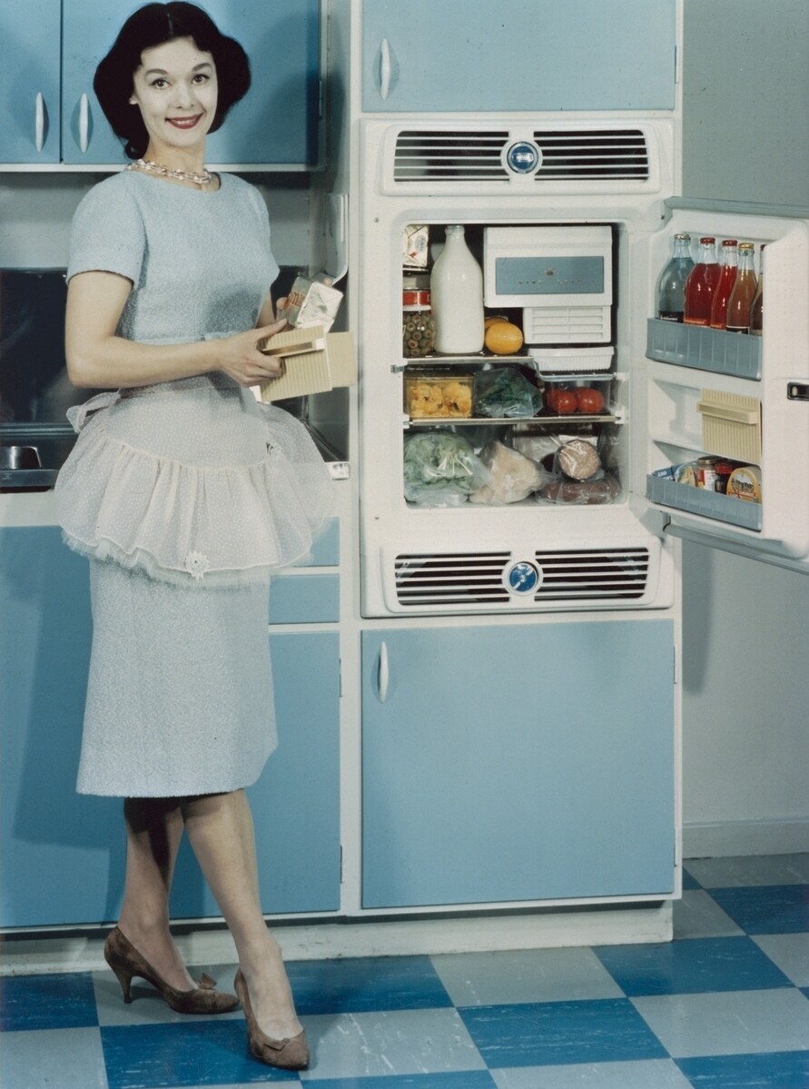 Женщина у открытого холодильника с продуктами питания, 1950-е. Фотограф Керстин Бернхард