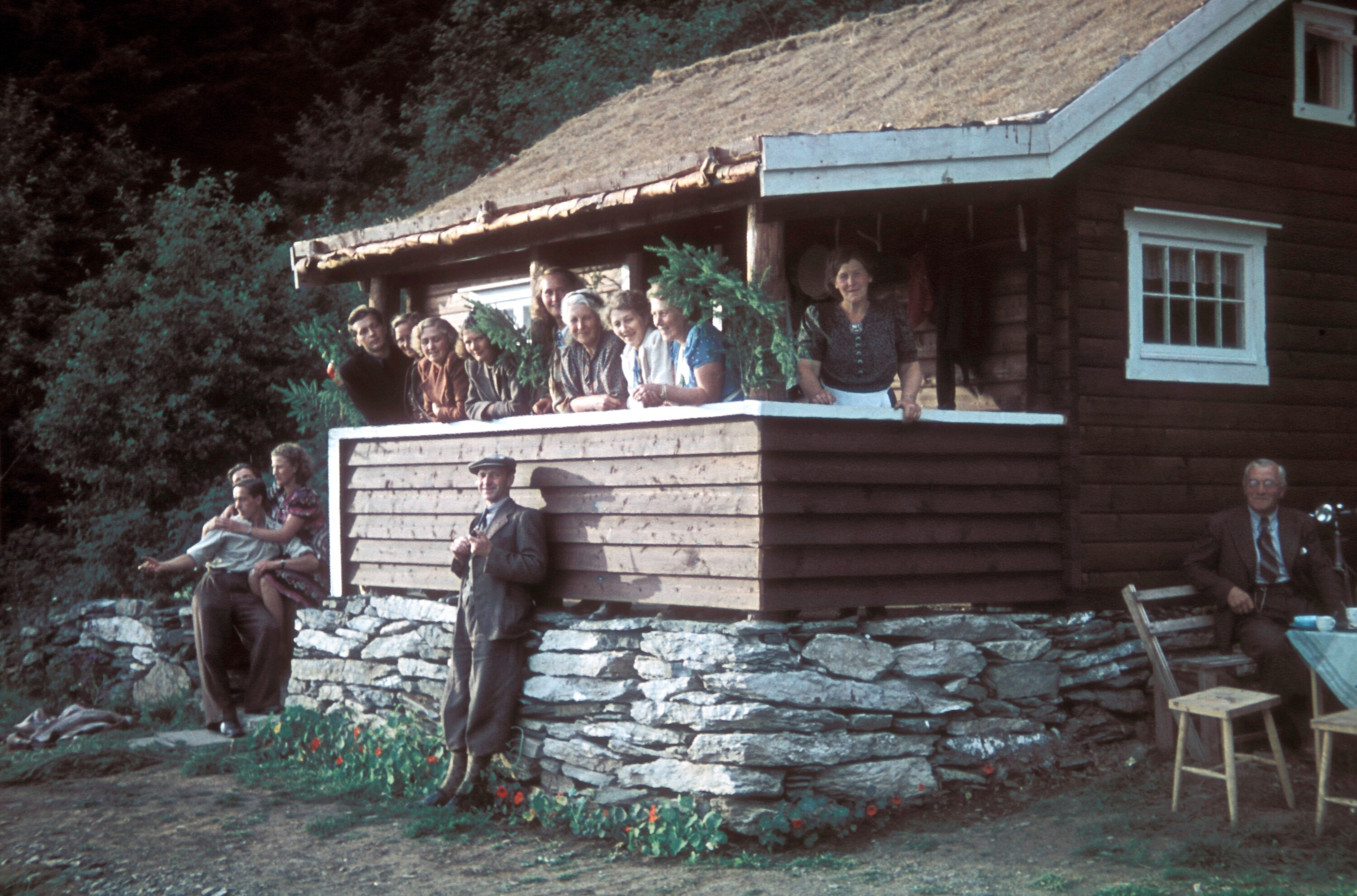 Люди на веранде в доме отдыха. Норвегия, 1940-е. Фотограф Антон Хаакон Уиллман