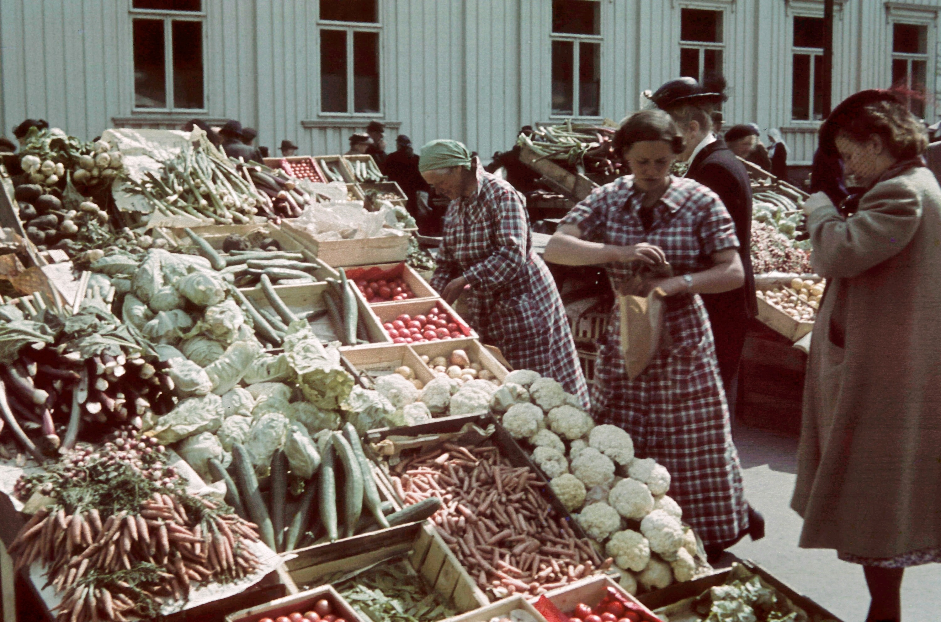 Продажа овощей на главной площади в Тронхейме, Норвегия, ок. 1950. Фотограф Антон Хаакон Уиллман