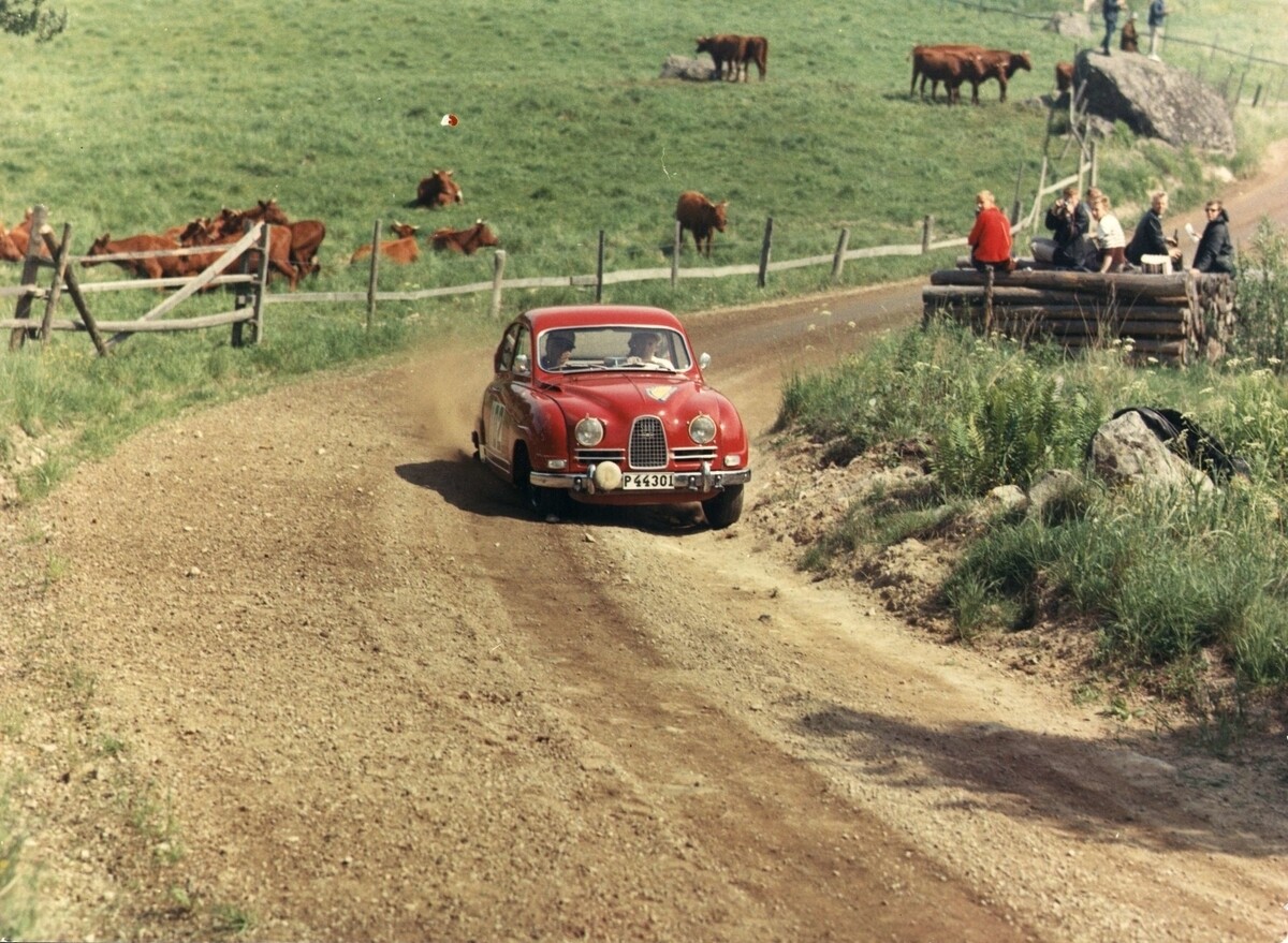 Красный Saab 96 на просёлочной дороге, 1964. Фотограф КВ Гуллерс