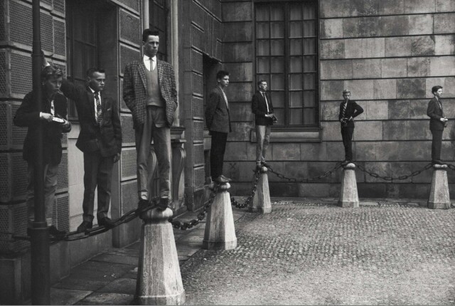 Наблюдение за сменой караула во дворе Стокгольмского королевского дворца, 1958. Фотограф Ганс Мальмберг