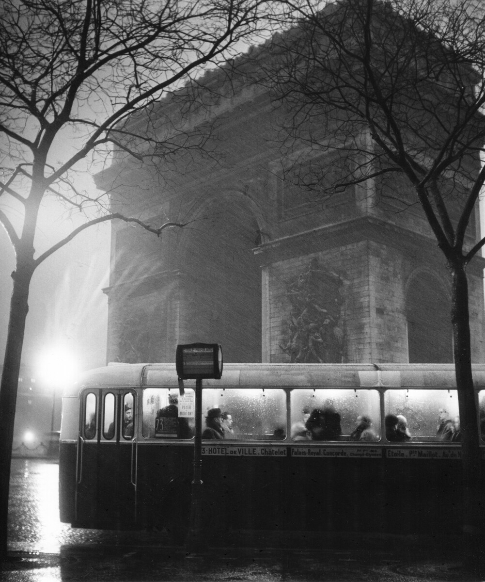 Общественный транспорт и Триумфальная арка в Париже, ок. 1950. Фотограф Торе Джонсон