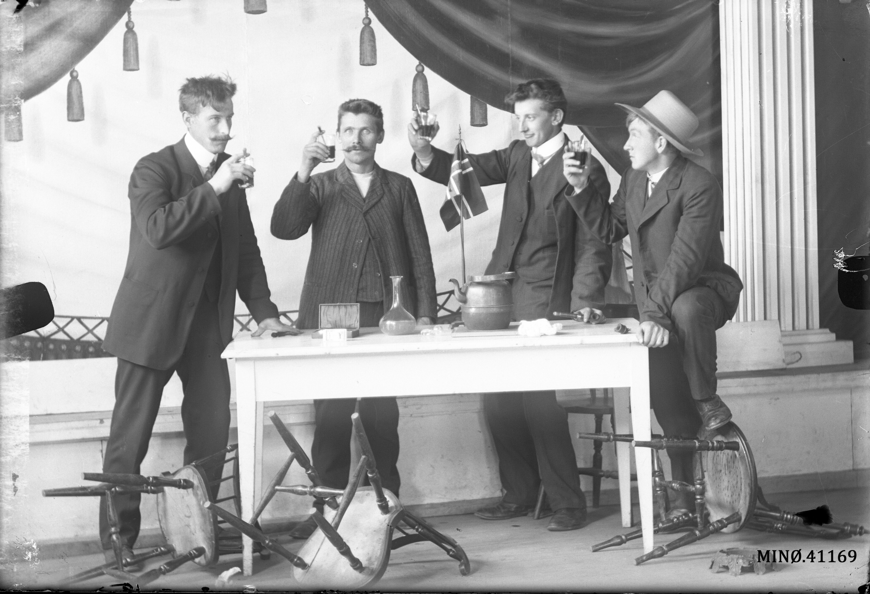 Портрет четырёх мужчин, произносящих тосты. Фотограф Оскар Холте