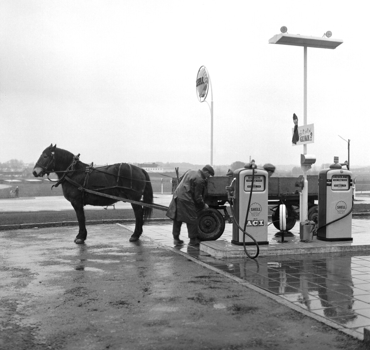 Фермер с лошадью на заправочной станции в Швеции, 1960. Фотограф Рольф Олсон
