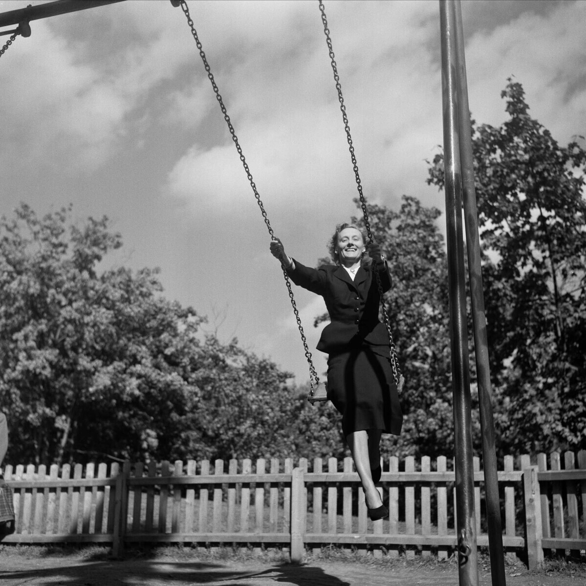 Астрид Линдгрен на качелях в парке, Стокгольм, 1952. Фотограф КВ Гуллерс