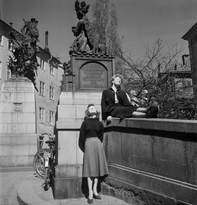 Две девушки под статуей святого Георгия. Стокгольм, ок. 1953. Фотограф КВ Гуллерс