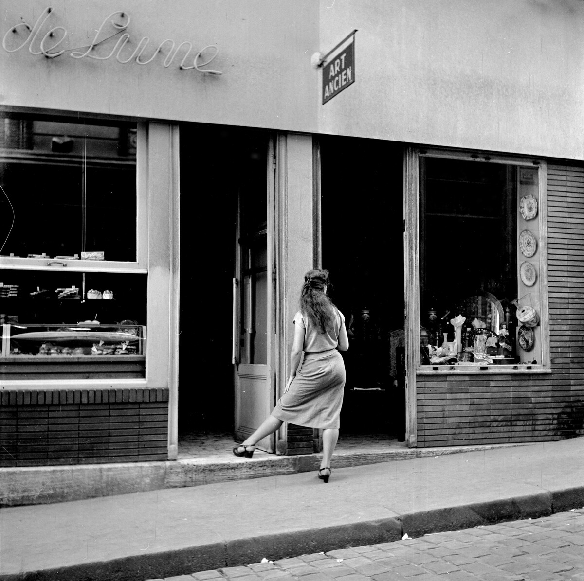 Женщина у дверей антикварного магазина. Париж, ок. 1950. Фотограф Торе Джонсон