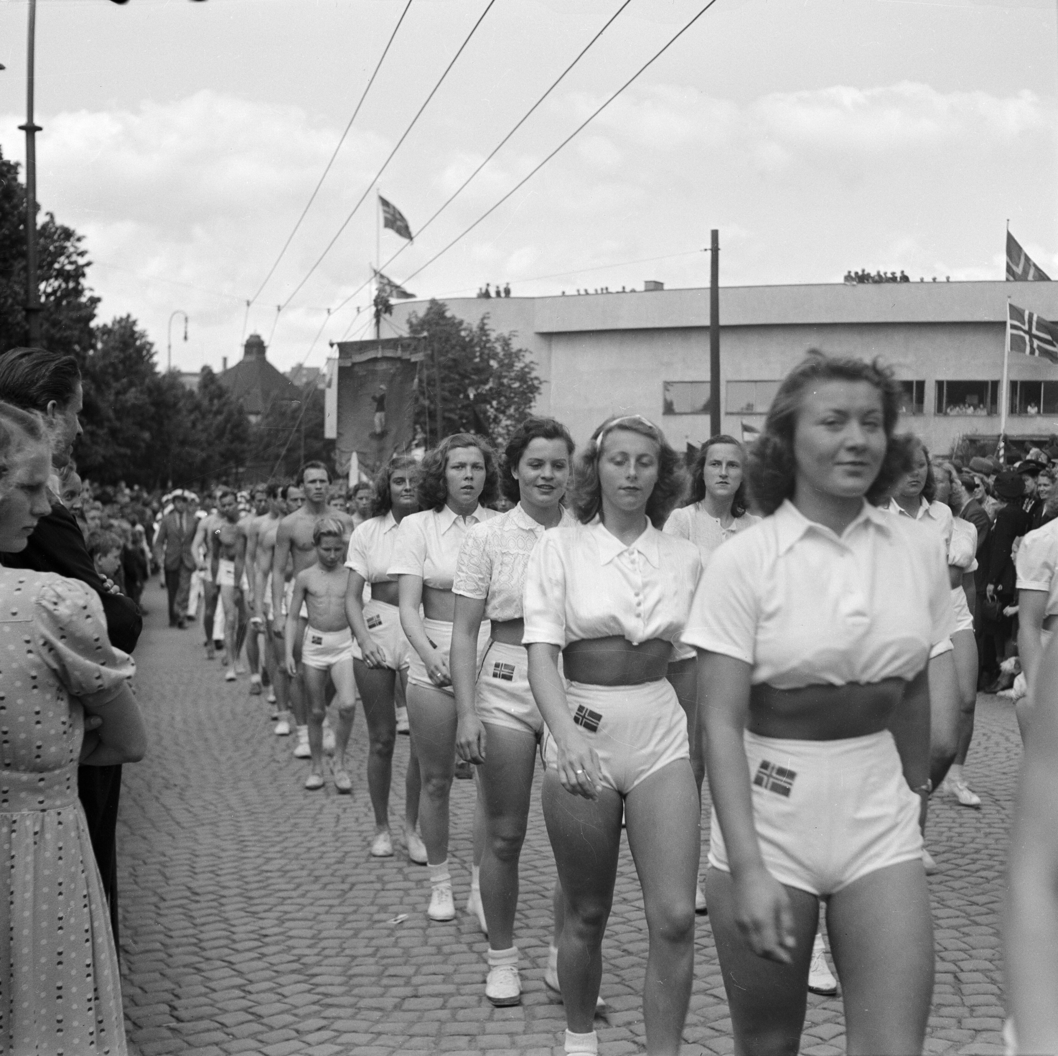 Парад на мультиспортивном стадионе «Бислетт» в городе Осло, Норвегия, 3 июня 1945 года. Фотограф Рольф А. Стрём