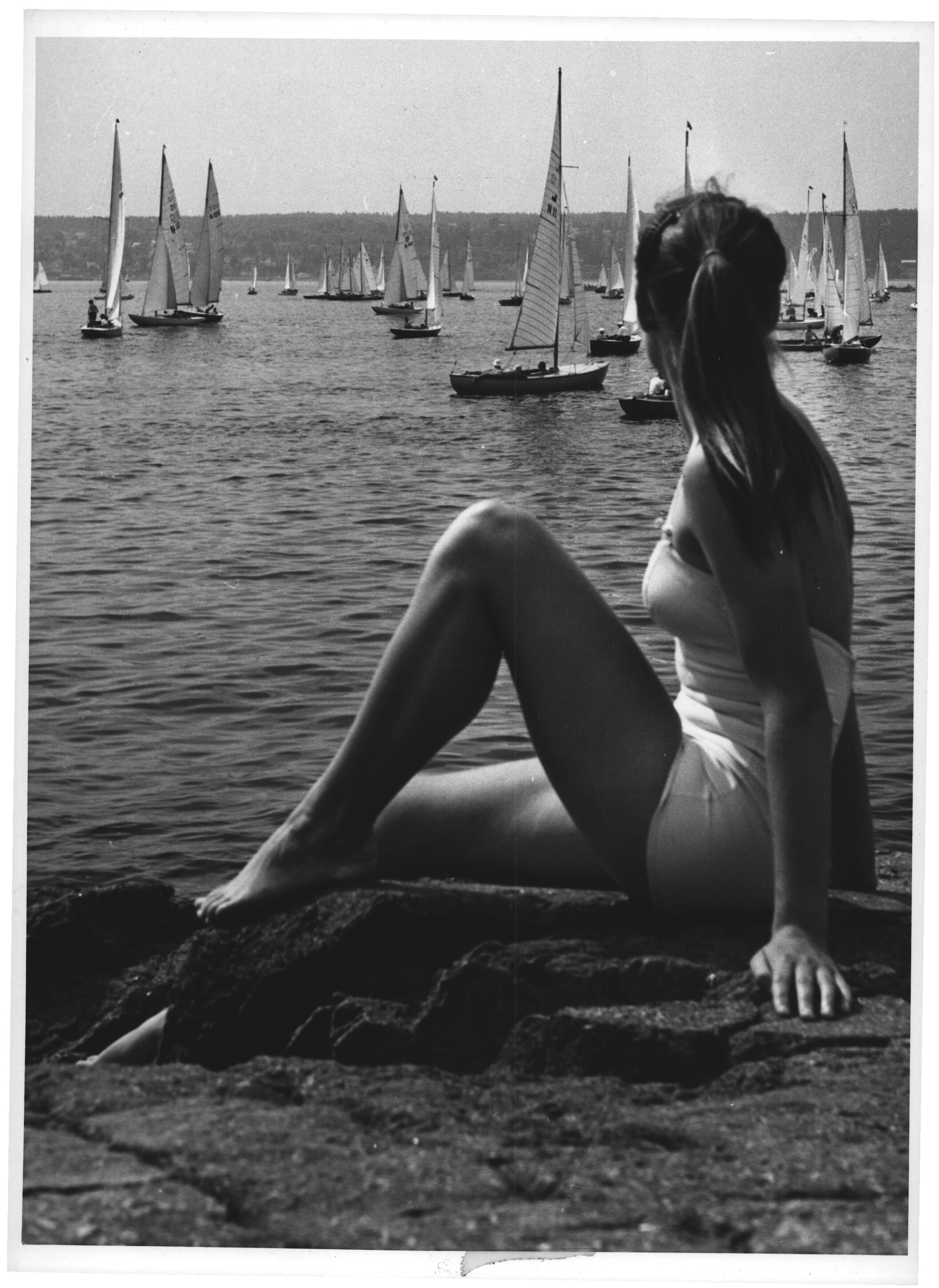 Пляжная жизнь на летнем побережье в городе Осгорстранн, Норвегия, 1957. Фотограф Пауль Андреас Рёстад