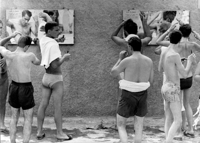 Купальщики в Лидо-ди-Короглио (Поццуоли), 1959 год. Фотограф Паоло Ди Паоло