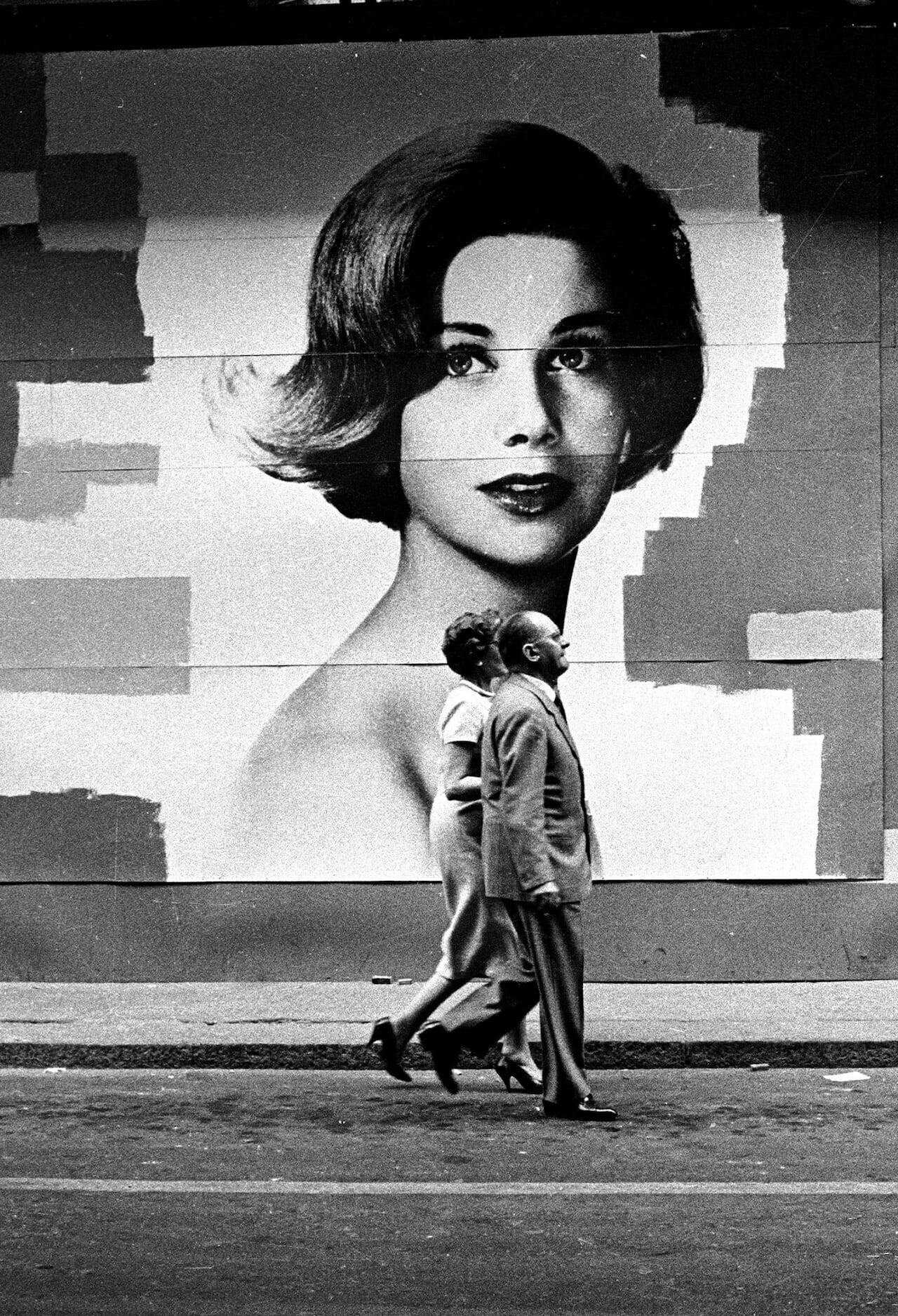 Прогулка по улице Монтенаполеоне, Милан, 1962 год. Фотограф Паоло Ди Паоло