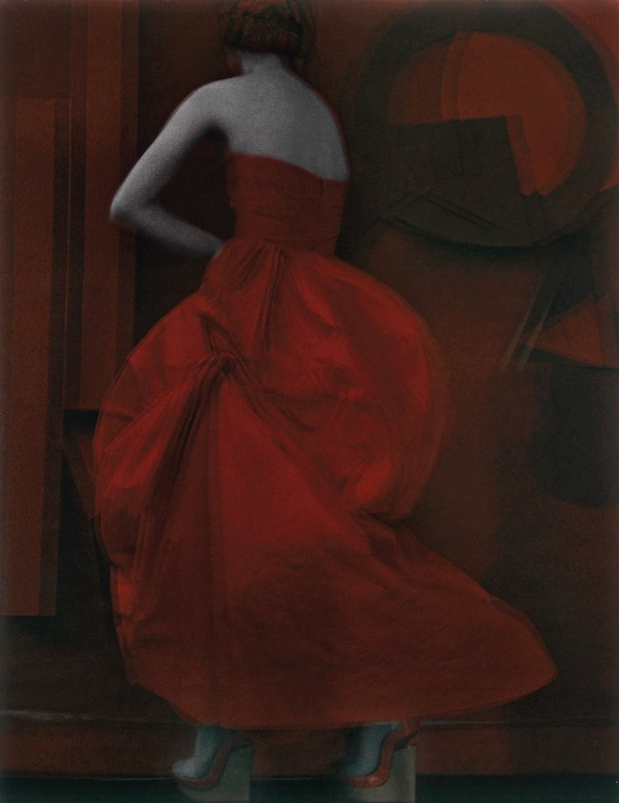 Модель в красном платье. Автор Сара Мун