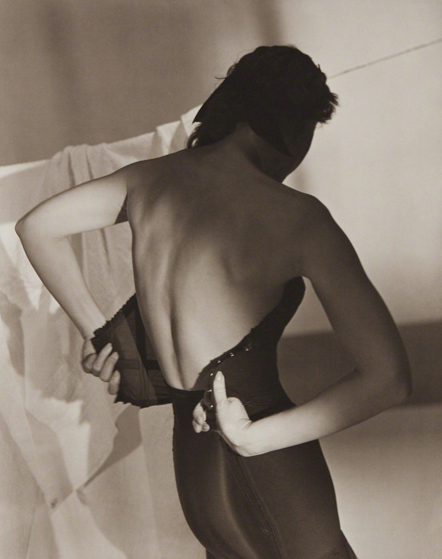 Чёрный корсет, 1947. Автор Хорст П. Хорст