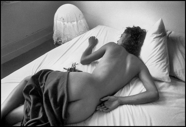 Модель Марпесса в постели, Амстердам, 1990. Автор Фердинандо Шанна