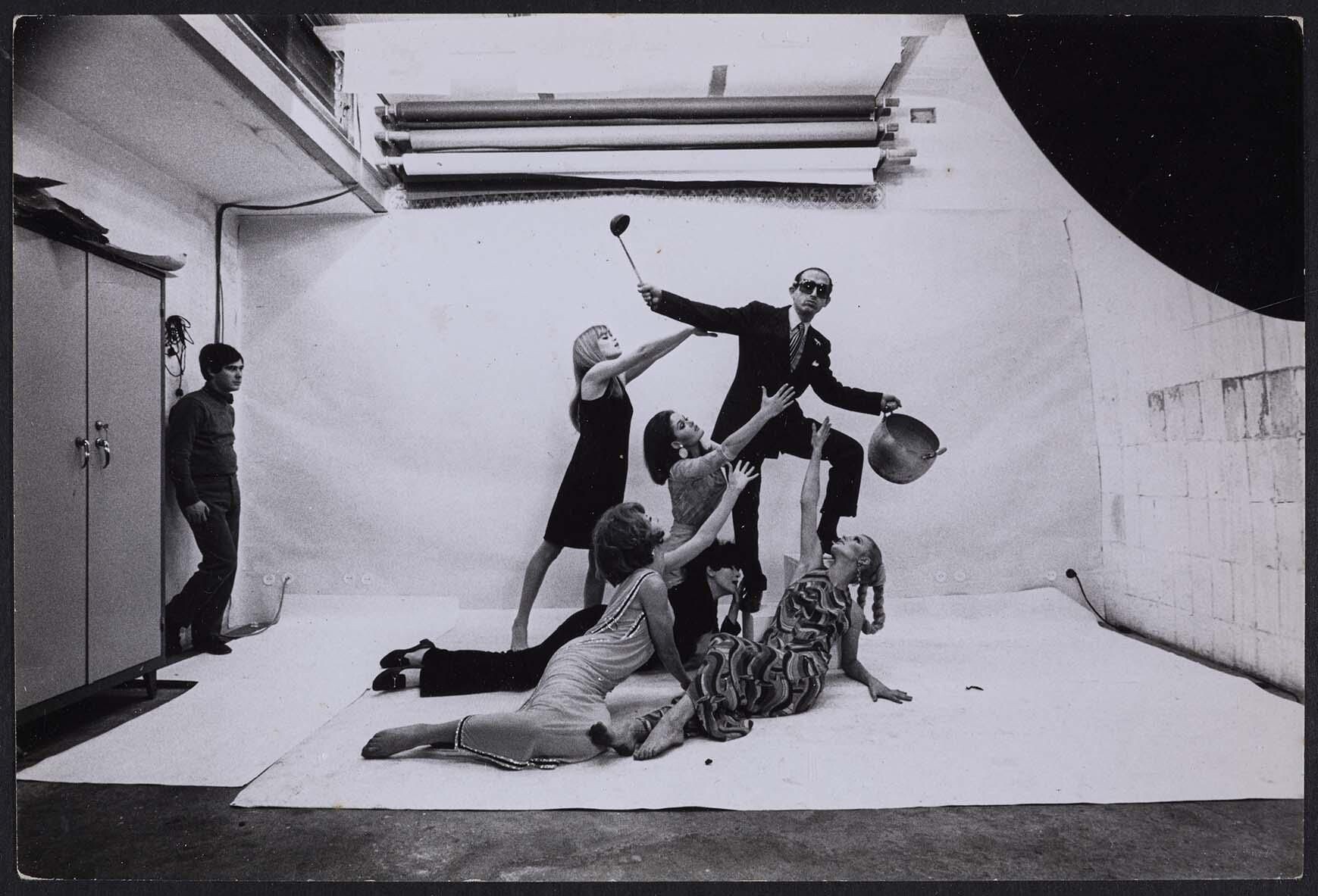 Ориоль с кастрюлей и половником среди девушек (для студийного агитплаката), 1968. Фотограф Ориоль Маспонс